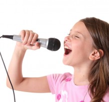 Girl-singing-with-mic